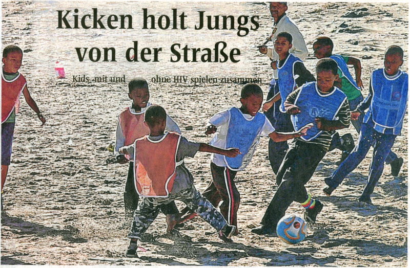 Erol van der Byl( hinten) trainiert den Fußball-Nachwuchs der Townships - und leistet nebenbei auch Aufklärungsarbeit in Sachen AIDS